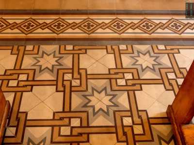 Ci facciamo strada tra le panche in legno laterali, sistemate su un�elegante pavimento...